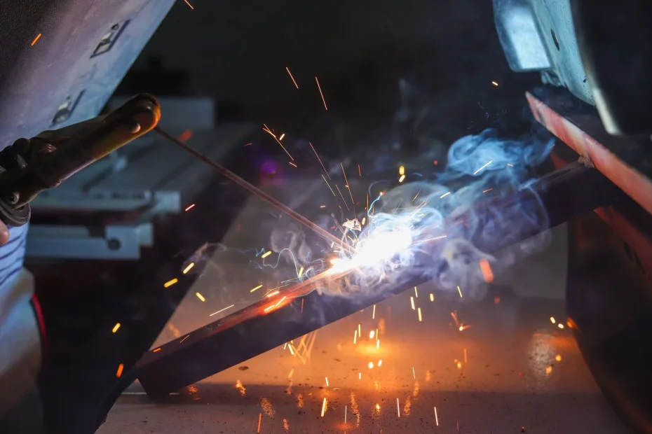 Torche et buse TIG en action avec étincelles et fumée