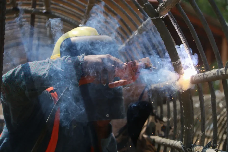 Soudeur au travail, fumée et étincelles après passage à l'arc