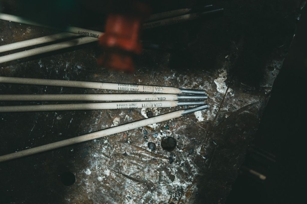 Électrodes enrobées de soudure à l'arc posées sur un établi métallique